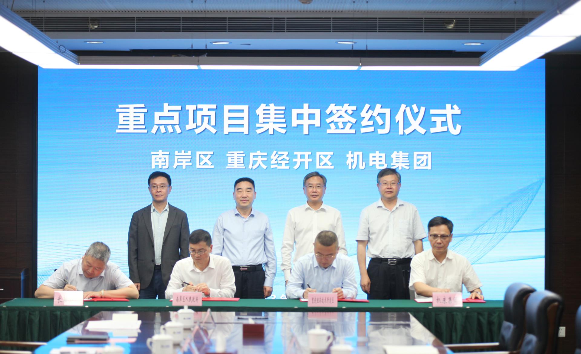 簽約照1.jpg 簽約照1.jpg